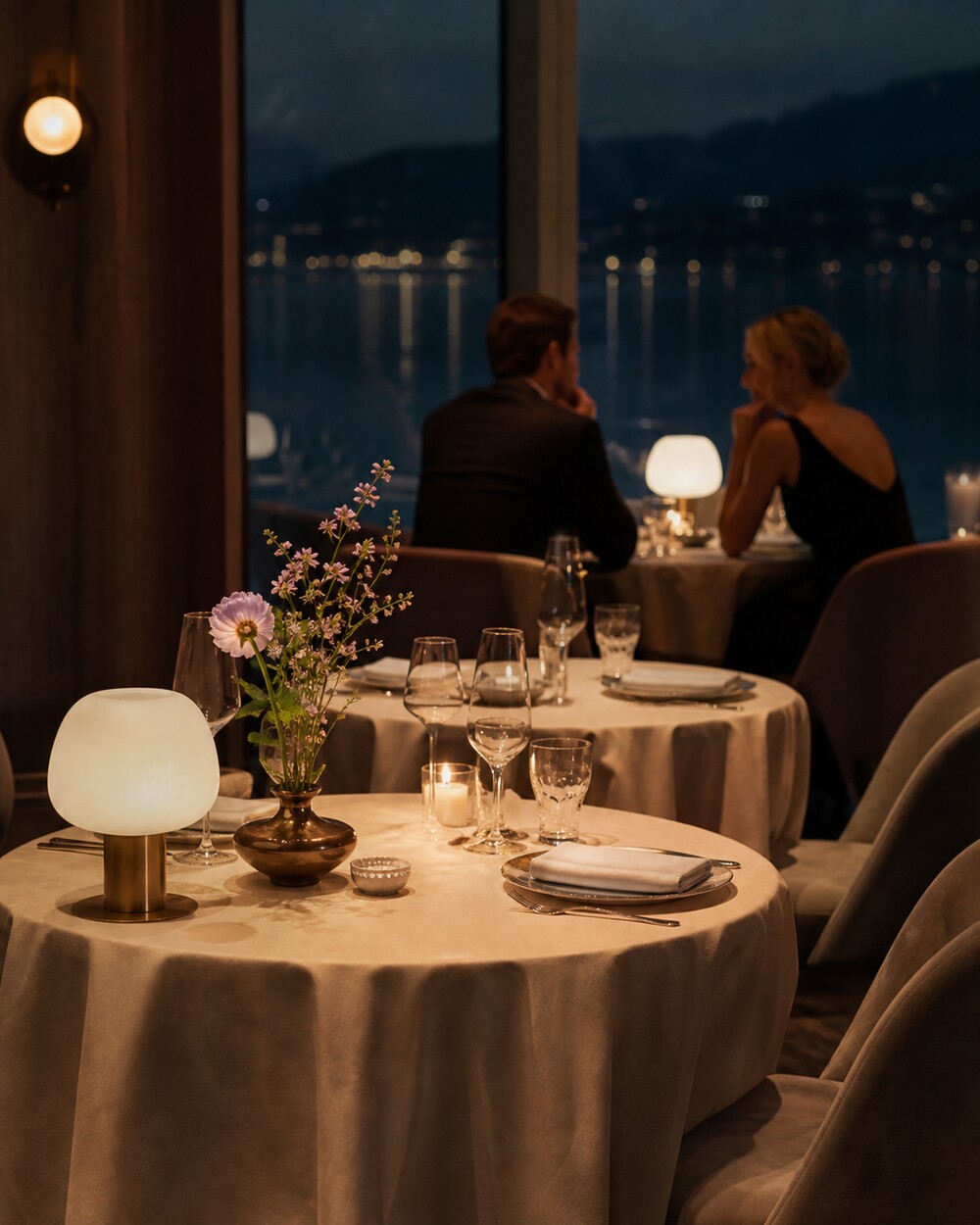 Lysende borddekking i restauranten